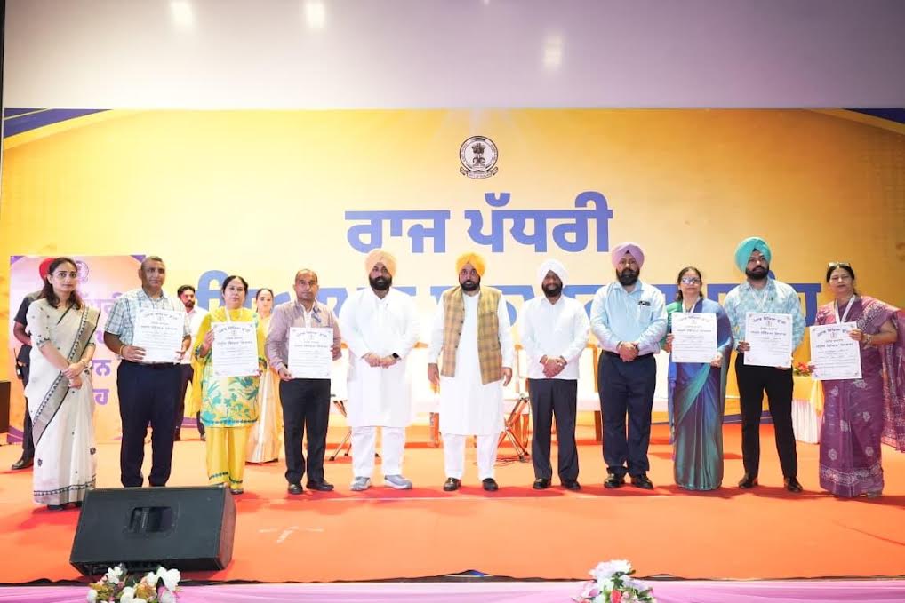 ਪਹਿਲੀ ਵਾਰ 881 ਵਿਦਿਆਰਥੀਆਂ ਨੇ ਜੇ.ਈ.ਈ.-ਨੀਟ ਪਾਸ ਕੀਤਾ ਪਹਿਲੀ ਵਾਰ 881 ਵਿਦਿਆਰਥੀਆਂ ਨੇ ਜੇ.ਈ.ਈ.-ਨੀਟ ਪਾਸ ਕੀਤਾ